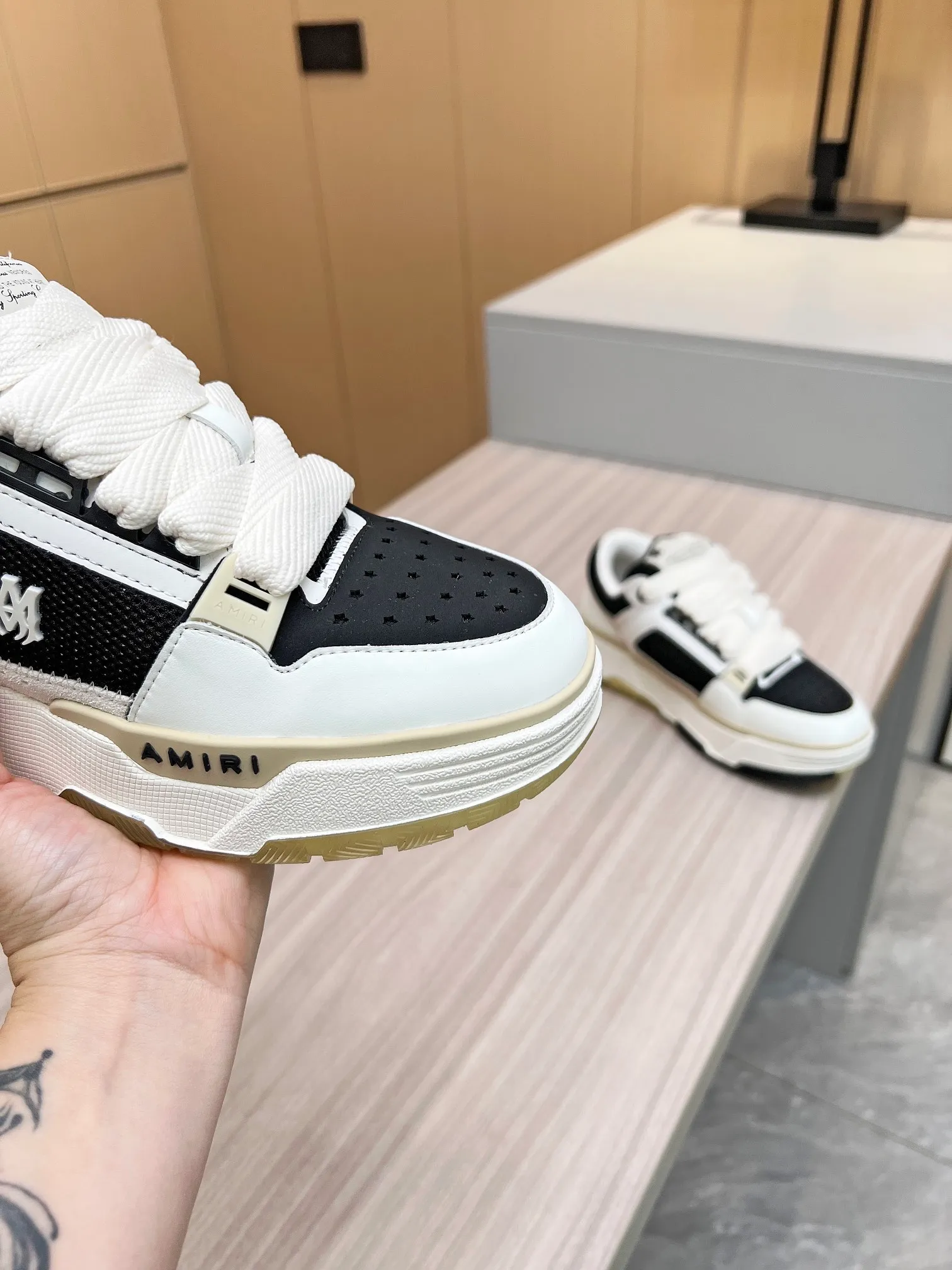 p620💰Men's shoes Amiri Emile's 2023 spring and summer new MA-1 bread shoes, couple models, casual sports shoes, sneakers Amiri gave up the rock punk style in the new season and used a large number of unsaturated colors, Morandi tones, whether you see or wear them, it will make people very happy. The large tongue of the bread shoes continues, shortens the length of the shoe body, thickens the midsole, and the toe part is more rounded. Amiri's brand letters and MA logo appear on the side of the shoe. Fabric: Original customized imported first-layer cowhide + mesh. Lining: Original customized breathable towel lining. Outsole. Foam combination material. Bottom thickness: 4CM. Size: Men's 39-45